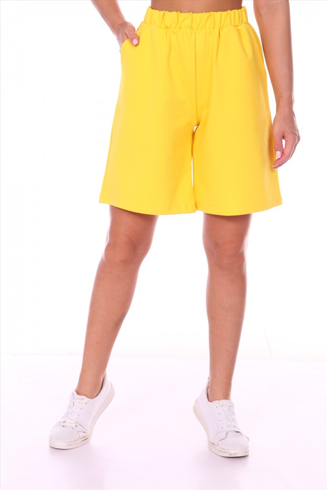 Шорты 25. Желтые шорты женские. Желтые шорты бермуды. Нежно желтые шорты. Жёлтые шорты женские фото.